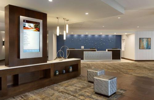 Windsor Locks Hotel | DoubleTree by Hilton Bradley International Airport