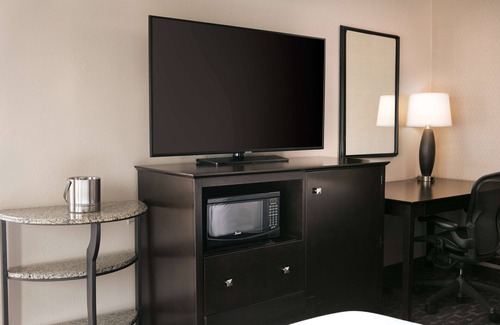 Dallas Design District Hotel | DoubleTree by Hilton Dallas - Market Center