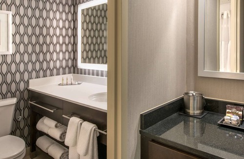 Wood Dale Hotel | DoubleTree by Hilton Hotel Chicago Wood Dale - Elk Grove