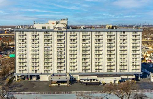 Queens Hotel | DoubleTree by Hilton New York JFK Airport