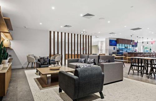 Queens Hotel | DoubleTree by Hilton New York JFK Airport