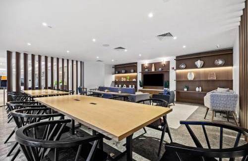 Queens Hotel | DoubleTree by Hilton New York JFK Airport