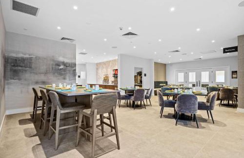 Queens Hotel | DoubleTree by Hilton New York JFK Airport