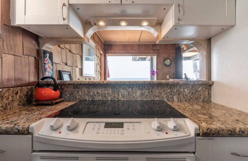 Capistrano Beach Apartment | Downstairs Beachhouse · Dana Point Beach House -Whale Rock House