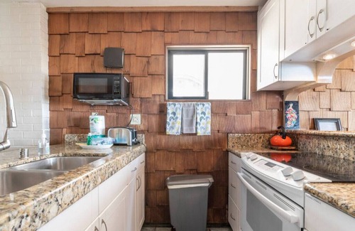 Capistrano Beach Apartment | Downstairs Beachhouse · Dana Point Beach House -Whale Rock House