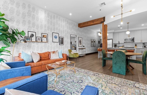 Arts/Warehouse District Hotel | Downtown 2BR + Sleeper Sofa Rooftop Pool Gym Gameroom