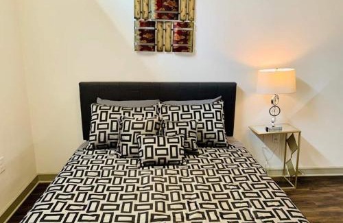 The Woodlands Apartment | Downtown Apt FREE Parking - Fully Kitchen - FREE Laundry