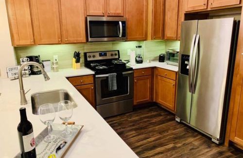 The Woodlands Apartment | Downtown Apt FREE Parking - Fully Kitchen - FREE Laundry
