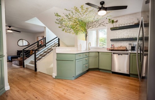 Bryan House | Downtown Bryan Treehouse: Hot Tub and Peaceful Escape