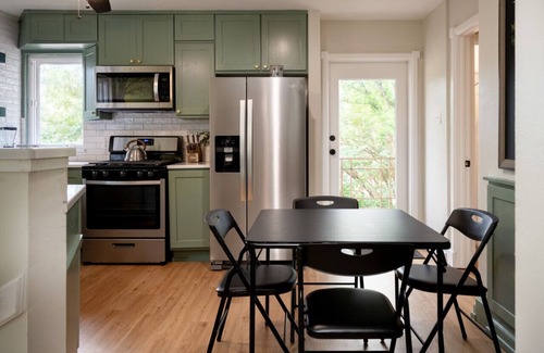 Bryan House | Downtown Bryan Treehouse: Hot Tub and Peaceful Escape
