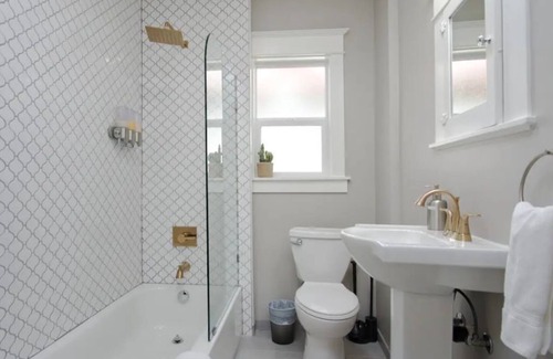 King House | Downtown Bungalow Getaway, Ideal for Long Stays!