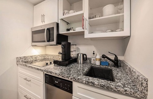 Harleston Village Condo | Downtown Charleston Serenity~1br/1ba Condo