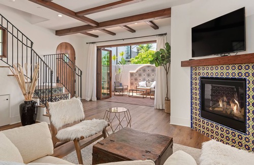Upper East House | Downtown City Escape, close to beach, shops, food