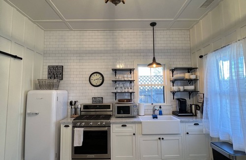 Paso Robles Cottage | Downtown Cozy Cottage, two blocks from downtown and new!