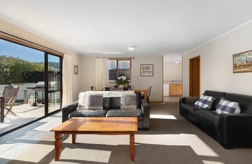 Wanaka House | Downtown Delight - Wanaka Holiday Home