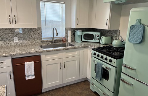 Downtown Flagstaff House | Downtown Green Gable Bungalow with AC, Fully Fenced Yard, W/D, 2 Smart TVs, WiFi