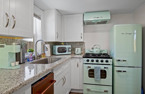 Downtown Flagstaff House | Downtown Green Gable Bungalow with AC, Fully Fenced Yard, W/D, 2 Smart TVs, WiFi