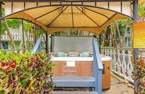 Historic Kailua Village Apartment | DOWNTOWN Hawaiian Theme Condo with Hot Tub, Pool & Beach - Kona Islander Inn