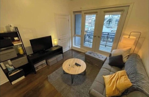 Milton Park Apartment | Downtown heart of mtl beautiful staycation