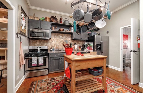 Hot Springs Apartment | Downtown Hot Springs! Spacious outdoor area! Walking distance to bathhouse row.