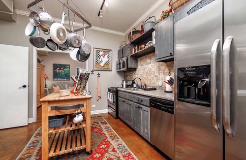 Hot Springs Apartment | Downtown Hot Springs! Spacious outdoor area! Walking distance to bathhouse row.