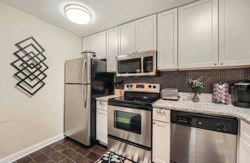 Peachtree Center Condo | Downtown Hotel District Centrally Located Condo