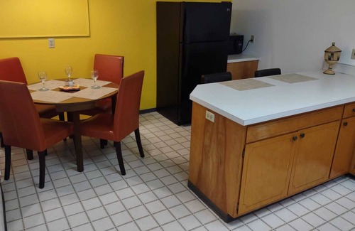West Eugene Apartment | Downtown lodging w/wi-fi & Self Check-in