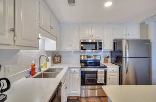 Statesboro Apartment | Downtown Loft - Above Bull & Barrel & Close to Georgia Southern!