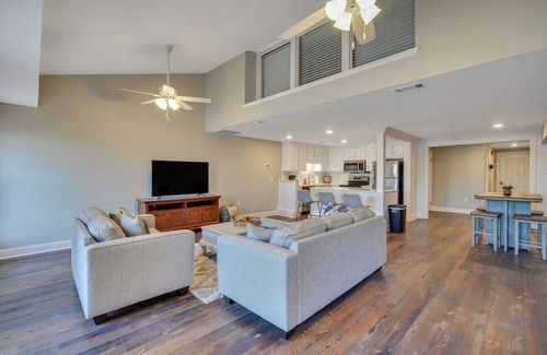 Statesboro Apartment | Downtown Loft - Above Bull & Barrel & Close to Georgia Southern!
