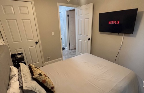 Nashville House | Downtown Luxury 2BR Suite, Secs to Broadway, Designated Parking, Centrally Loc