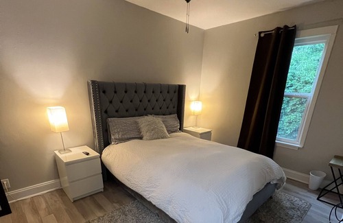 Nashville House | Downtown Luxury 2BR Suite, Secs to Broadway, Designated Parking, Centrally Loc