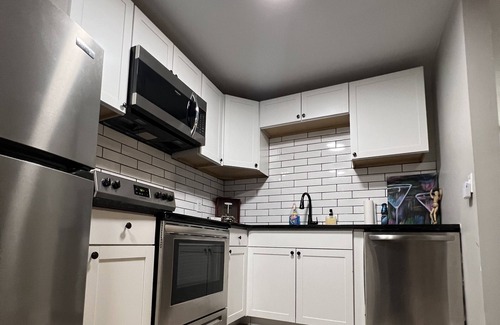 Nashville House | Downtown Luxury 2BR Suite, Secs to Broadway, Designated Parking, Centrally Loc