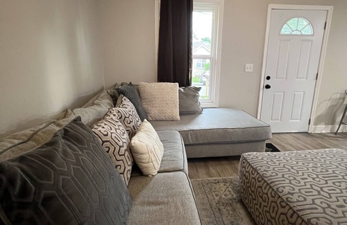 Nashville House | Downtown Luxury 2BR Suite, Secs to Broadway, Designated Parking, Centrally Loc