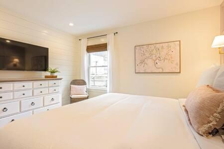 West Dundee Apartment | Downtown Luxury Farmhouse Apartment #1