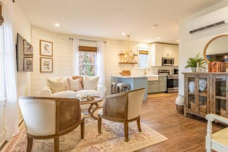 West Dundee Apartment | Downtown Luxury Farmhouse Apartment #1