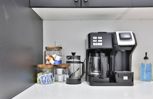 Gillespie Park House | Downtown! Modern, fresh, pet welcome, workspace!