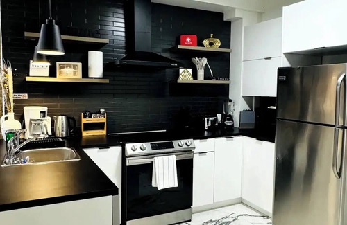 Sainte-Marie Apartment | Downtown Montreal/Metro Papineau