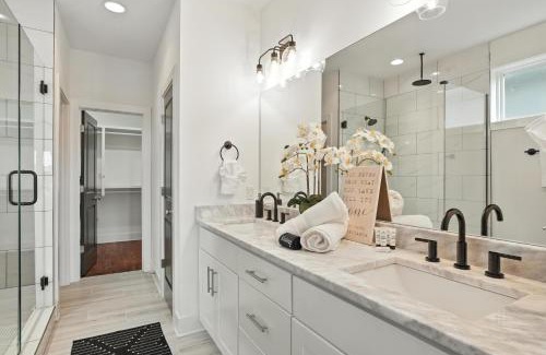 Buena Vista House | Downtown Oasis Sleeps 12 and 1 and a half miles to Broadway