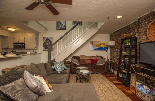 Old City Condo | Downtown Old City Stylish & Centrally located Historic loft