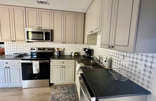 Perry House | Downtown Perry Cozy 4-bedroom house with fenced backyard