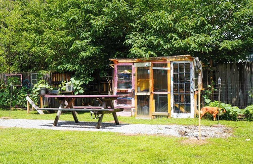 Tupelo House | DOWNTOWN/PET FRIENDLY- Hound Dog Bungalow by Heart Break Hotel -2br/1b