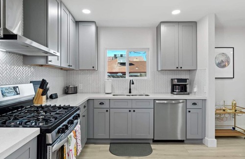 Garfield House | Downtown Phx~Remodeled~2 Units+Casita~Sleeps 12