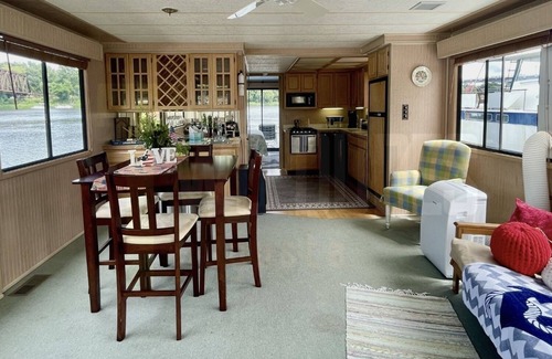 Downtown Boat Rental | Downtown Retreat Aboard Savannah Rae