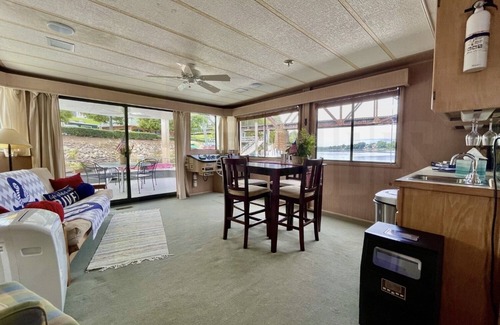 Downtown Boat Rental | Downtown Retreat Aboard Savannah Rae