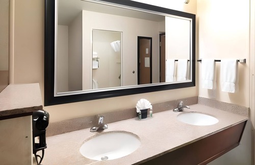 Rio Grande Hotel | Downtown Stay with Indoor Pool, Sauna & Daily Breakfast Included l 2 Rooms