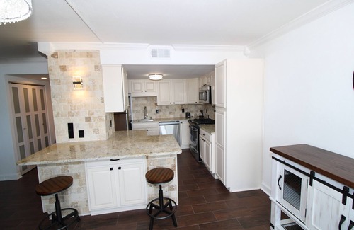 Downtown Tulsa Apartment | Downtown Tulsa 2 Bed Highrise Apartment, Covered Parking, Gym, Convenience Store
