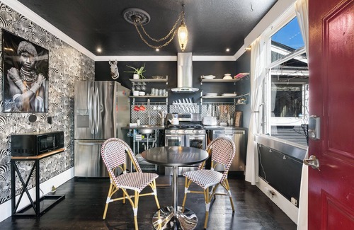 Downtown Vancouver Apartment | Downtown Walkable 1-bedroom Couples Retreat With Large Soaking Tub