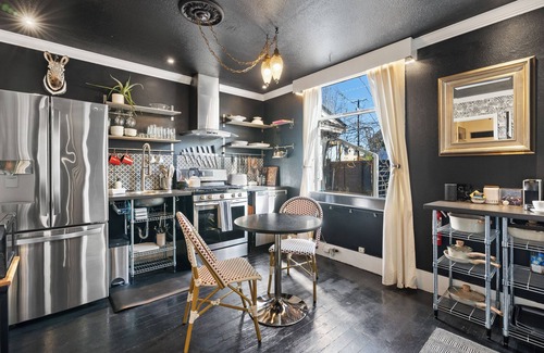 Downtown Vancouver Apartment | Downtown Walkable 1-bedroom Couples Retreat With Large Soaking Tub
