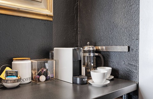 Downtown Vancouver Apartment | Downtown Walkable 1-bedroom Couples Retreat With Large Soaking Tub