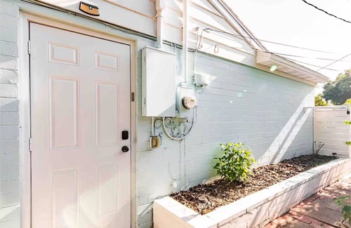 Colonialtown South House | Downtown Walkable WFH with free Washer and Dryer Private Bed & Bath